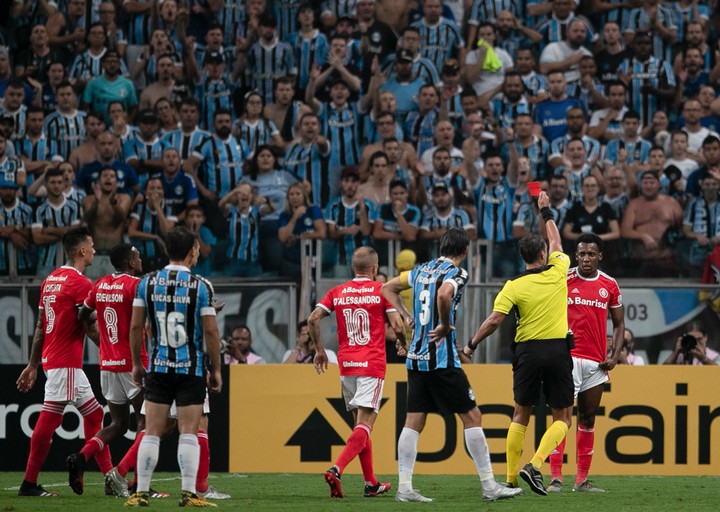 Rozhodca udelil osem červených kariet v jednom zápase!